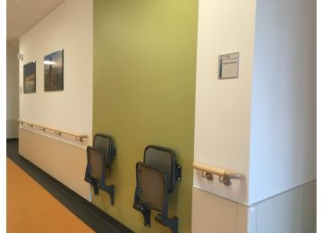 Wandschutz hinter Stühlen