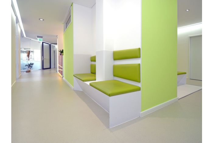 Wandschutz hinter Stuehlen