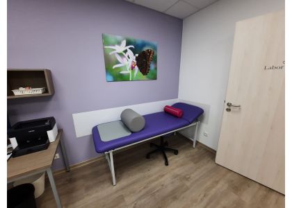 Wandschutz hinter Behandlungsliege