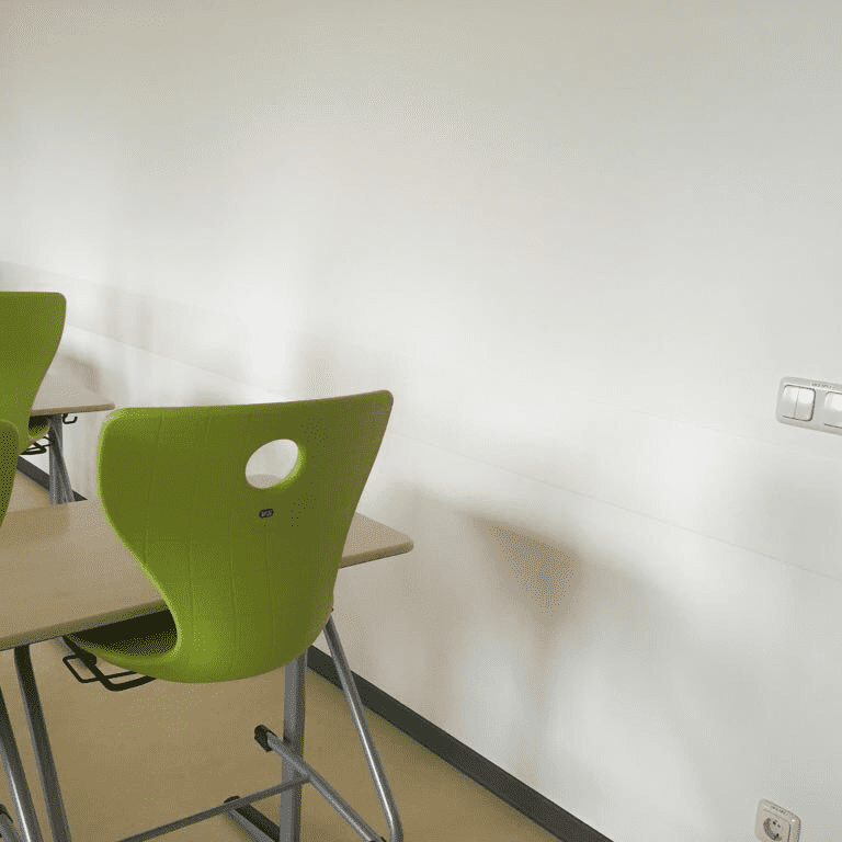 Streifen neben Schultischen