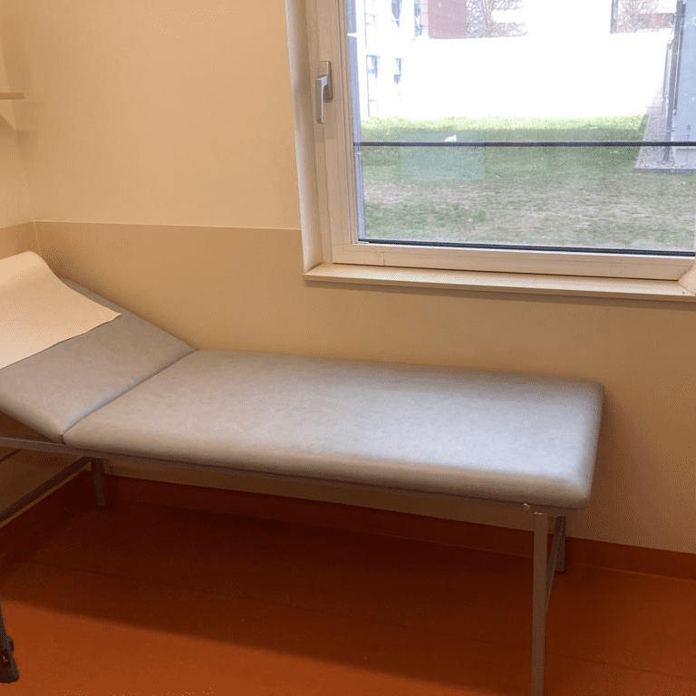 Wandschutz hinter Behandlungsliege_1