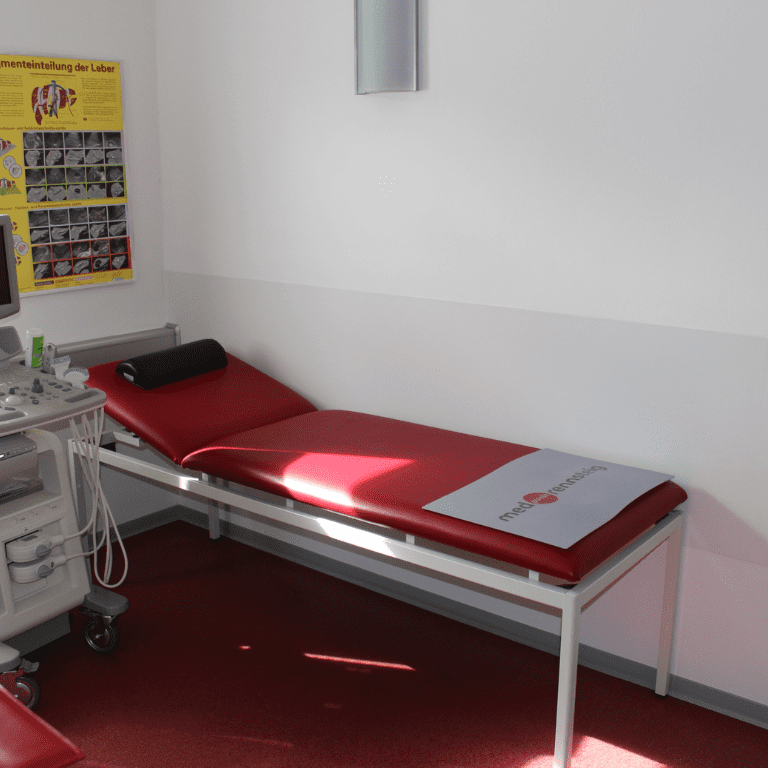 Wandschutz hinter Behandlungsliege